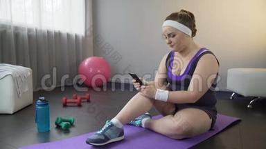 Obese女士在网上购买<strong>运动器材</strong>，而不是使用小玩意